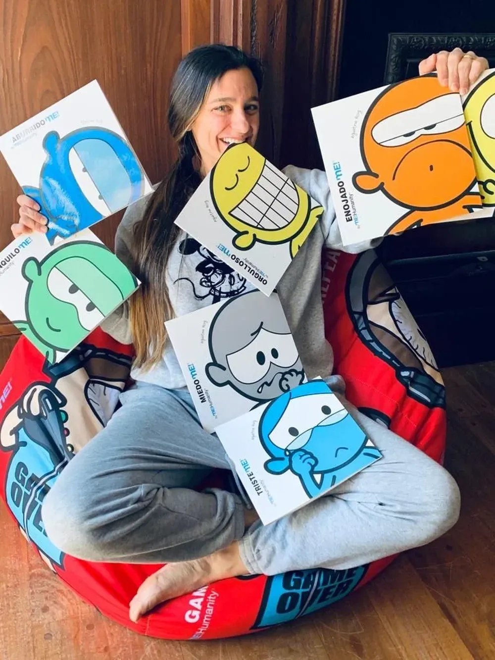 Agustina Roig con los libros de sus personajes que lanzó este martes