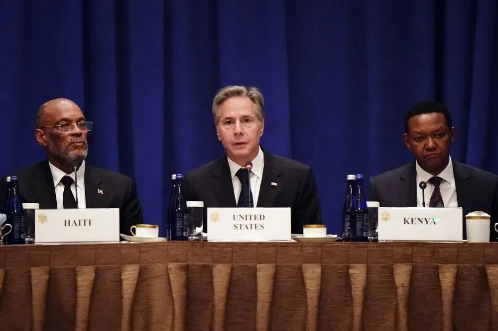 El primer ministro de Haití Ariel Henry, el secretario de Estado norteamericano Antony Blinken y el ministro de Relaciones Exteriores de Kenya, Alfred Nganga Mutuo.