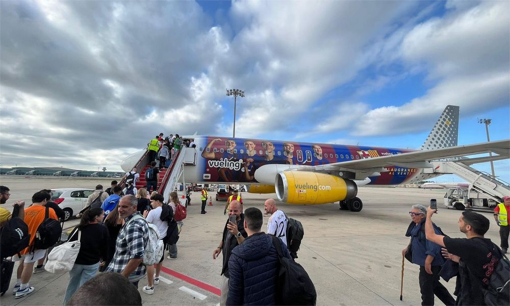 Aficionado del Madrid en un avión del Barça.