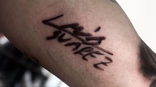 Jugador de la selección uruguaya se tatuó la firma de Luis Suárez en un brazo