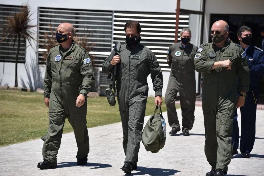 El mandatario partió de la base aérea de Carrasco