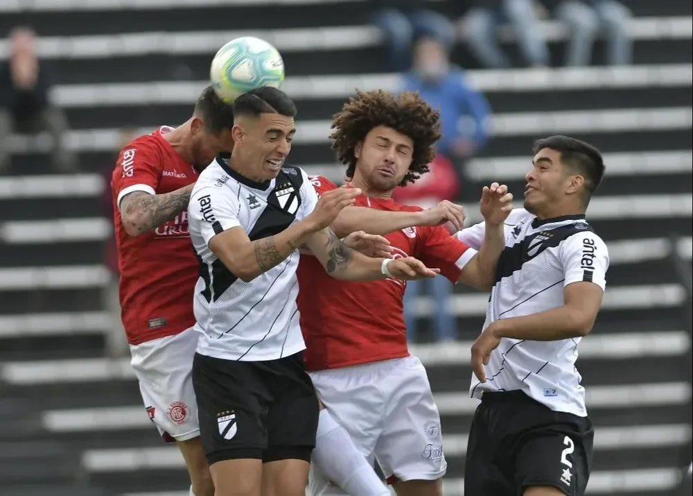 El Pumita Rodríguez lucha arriba con Falcón