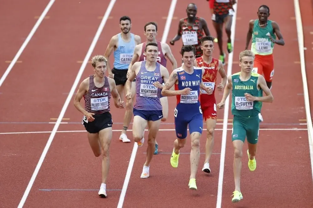 Santiago Catrofe, de celeste, buscando las mejores ubicaciones