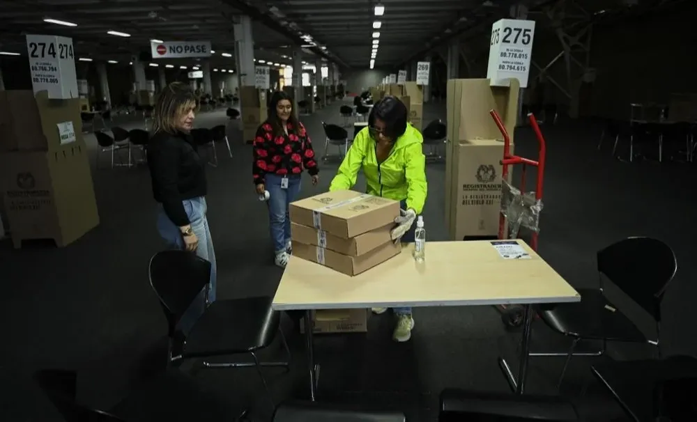 Un trabajador ayuda a preparar un colegio electoral en Bogotá, el 18 de junio de 2022, un día antes de la segunda vuelta de las elecciones presidenciales