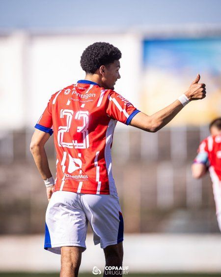 Ignacio Gonella celebra su gol con Central Español
