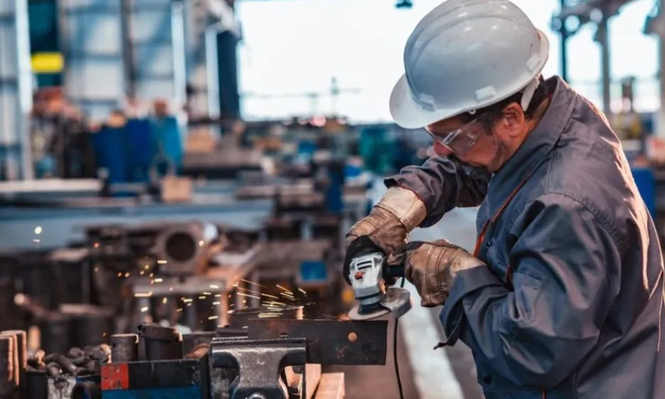 En particular, la producción industrial mostró una caída de 0,7%