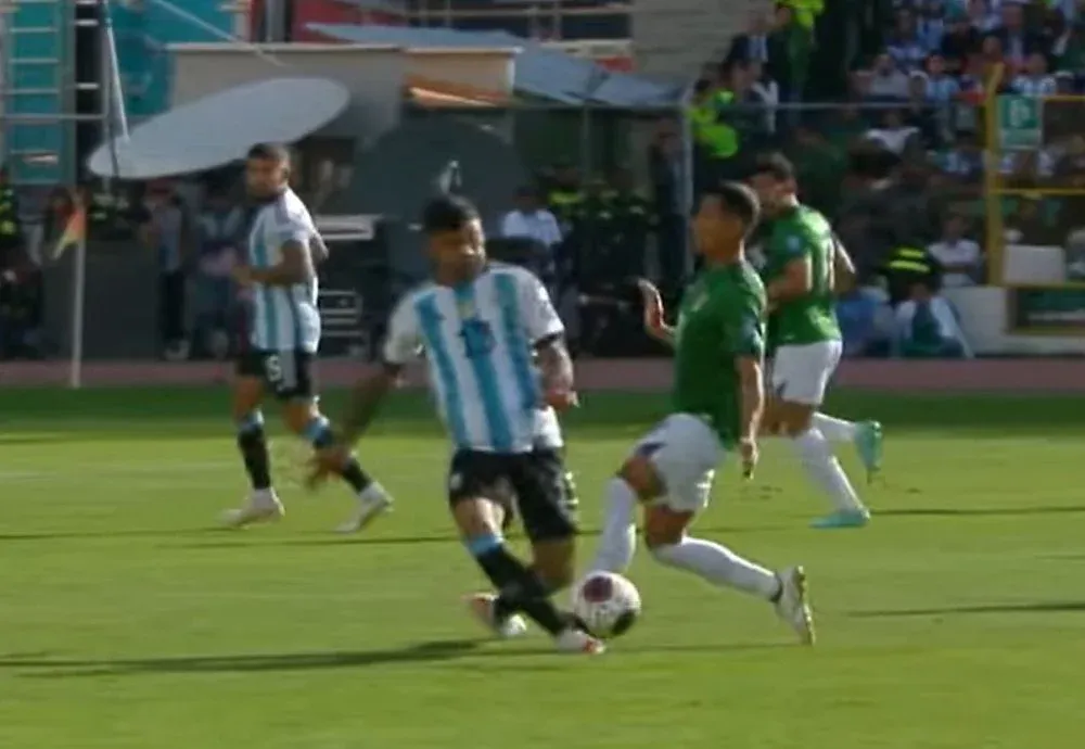 Roberto Fernández pisó al argantino Cuti Romero y primero se fue expulsado por doble amarilla, pero luego de la revisión del VAR, por roja directa