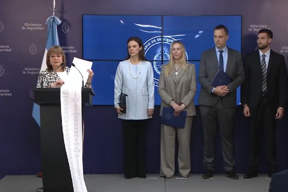 Patricia Bullrich hizo el anuncio junto a Karina Milei y Manuel Adorni.