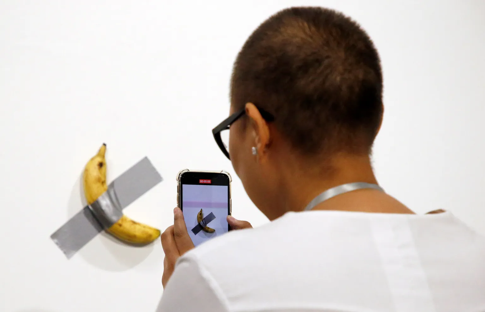 La polémica banana pegada a la pared se vendió en una subasta por 6,2 millones de dólares