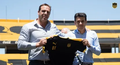 “El club que me emociona es Peñarol”, dijo Larriera en su presentación como DT carbonero