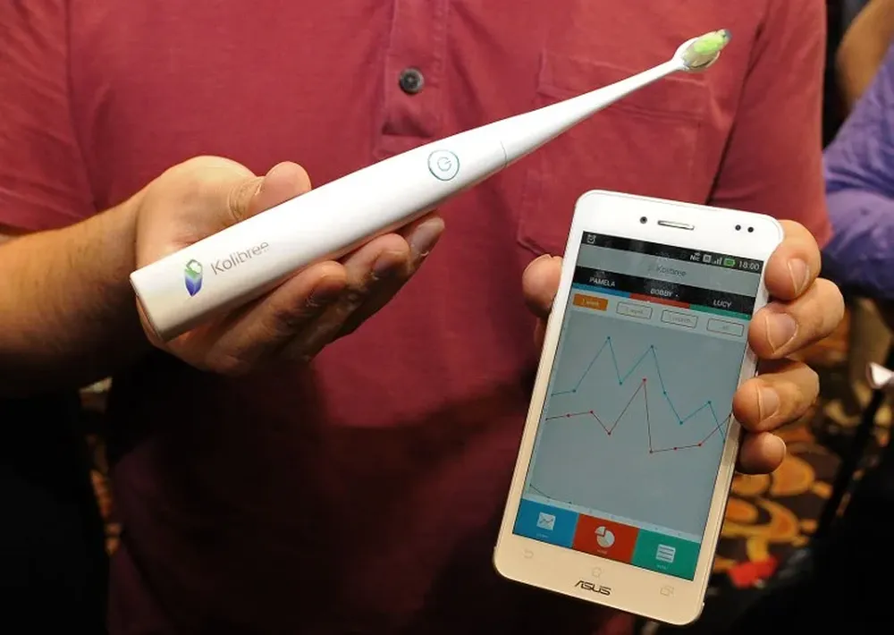 El cepillo de dientes inteligente se conecta a una aplicación móvil