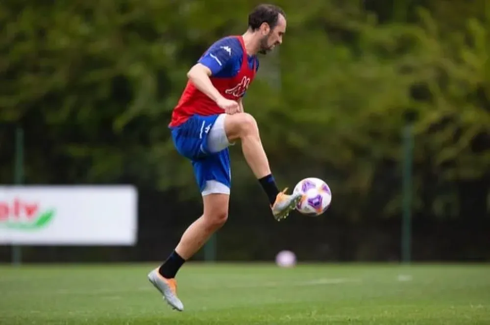 Diego Godín ya entrena con pelota