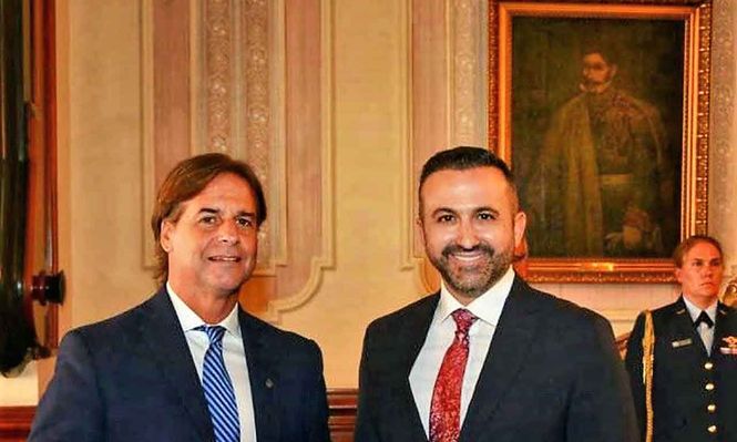 Santiago Jiménez Martín junto al expresidente de Uruguay Luis Lacalle Pou, cuando presentó sus cartas credenciales en ese país