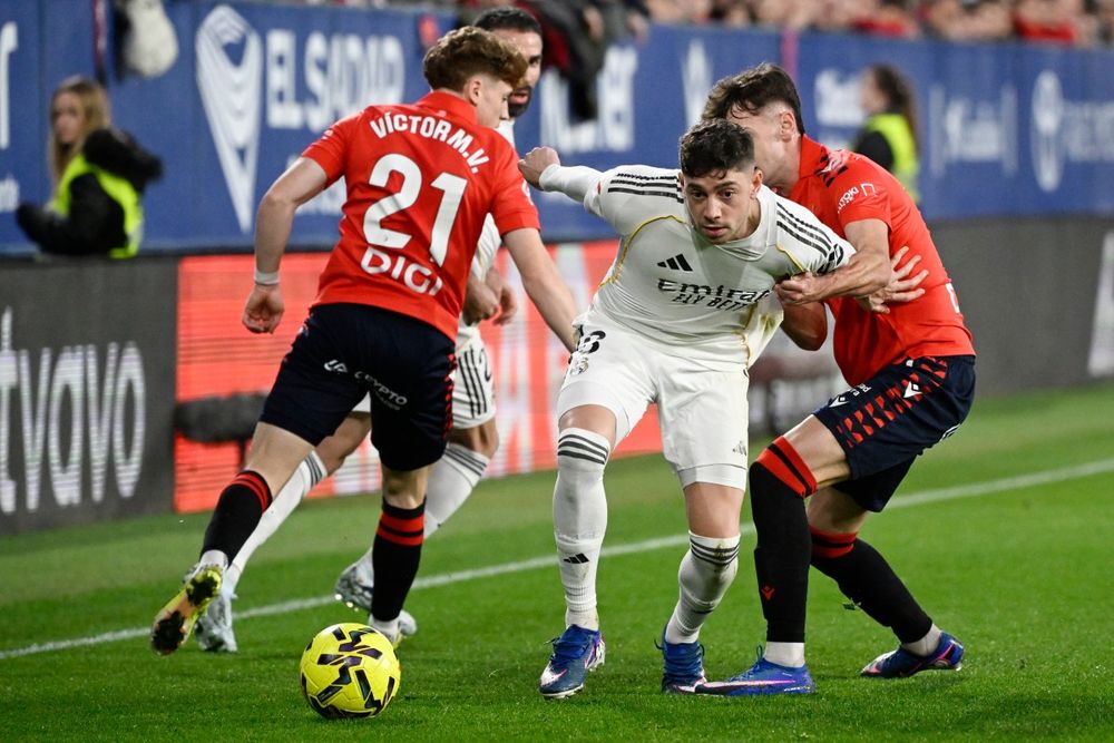 Fede Valverde ante la marca de Aimar Oroz 