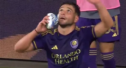 Nicolás Lodeiro y su tradicional festejo con su zapato de fútbol