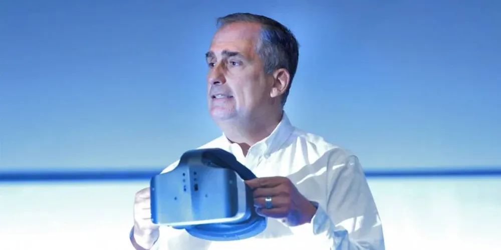 El CEO de Intel, Brian Krzanich, sostiene las gafas del Project Alloy