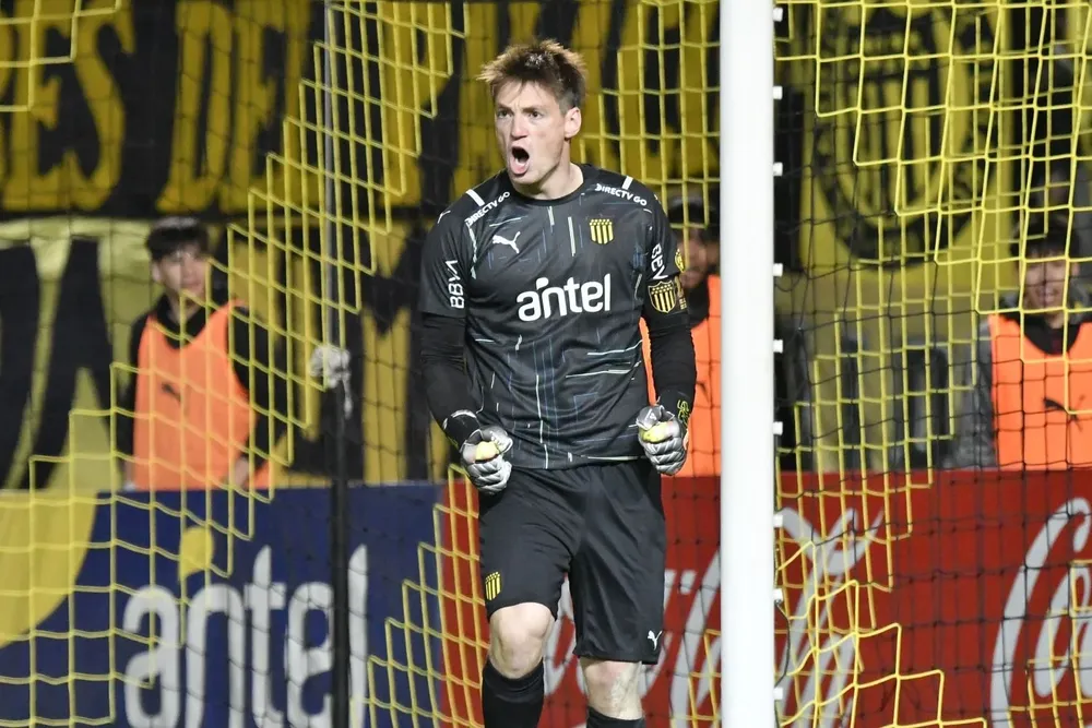 Thiago Cardozo celebra una atajada en la Copa AUF Uruguay