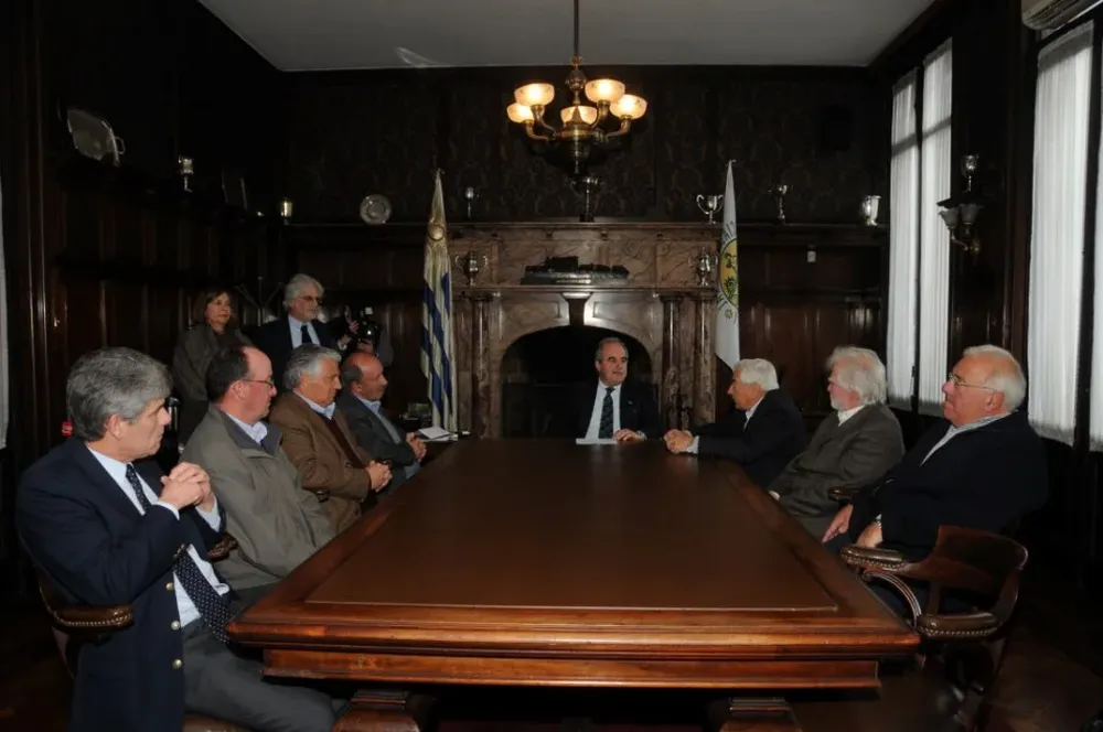 Autoridades de la Asociación Rural y del Instituto para el Mejoramiento Lechero firman acuerdo