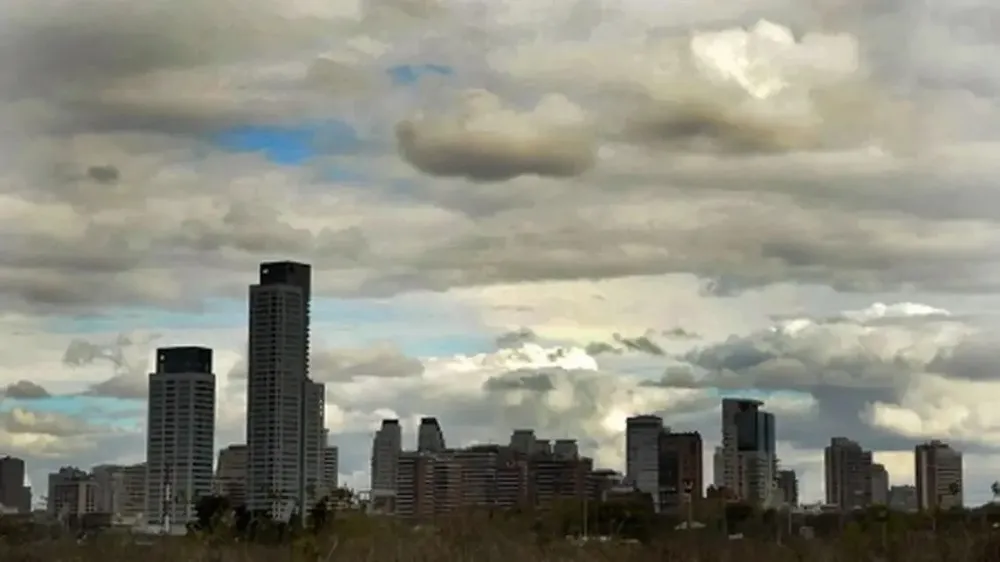 algo nublado y clima templado