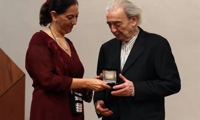 México- El poeta argentino Juan Gelman recibe la Medalla Bellas Artes