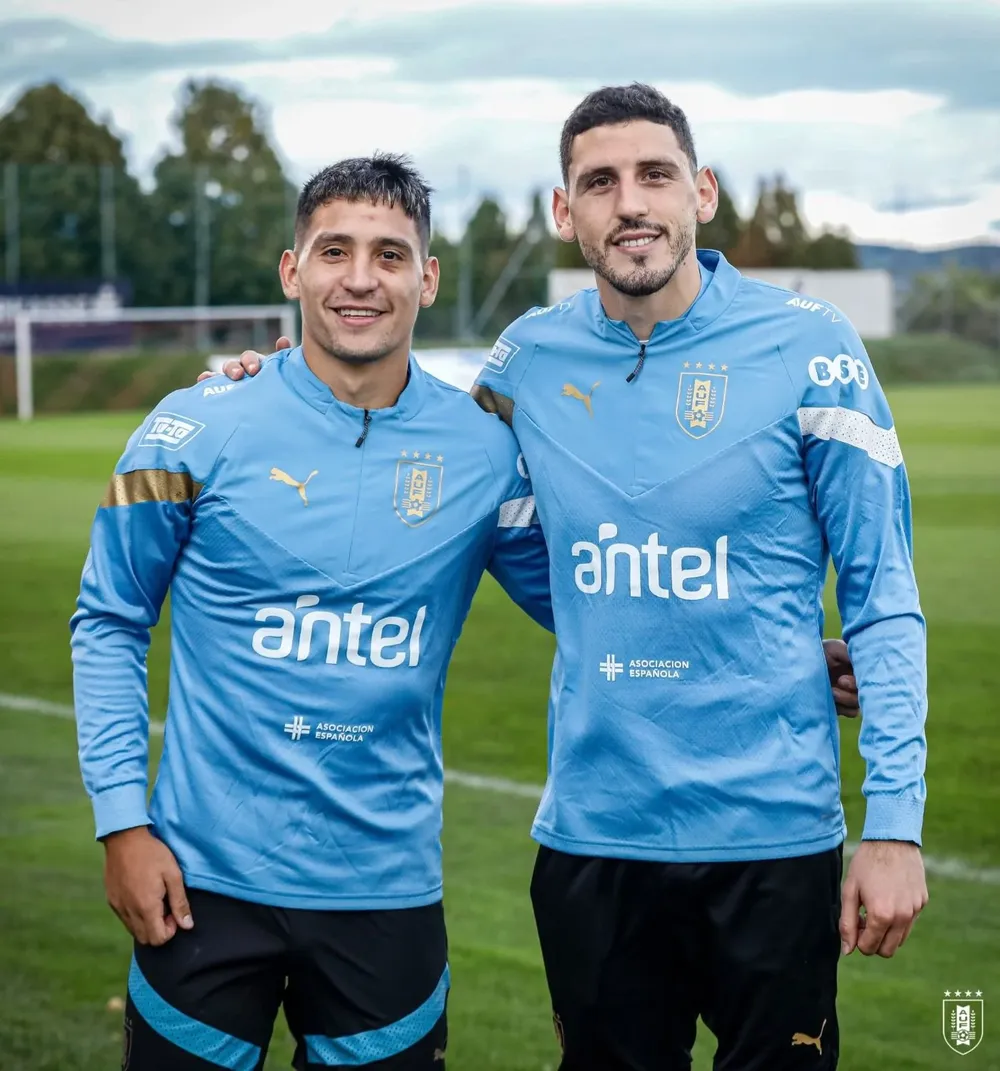 Martín Satriano y Agustín Rogel ya entrenaron con su nueva equipación para entrenamientos