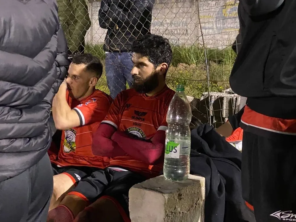 El Loco, sentado en el banco de suplentes, marcó el gol del empate en el segundo tiempo