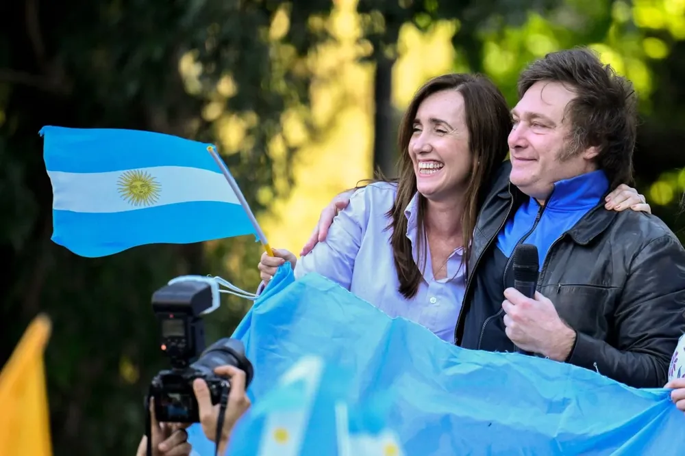 Victoria Villarruel, nueva vicepresidenta argentina, y el presidente electo Javier Milei