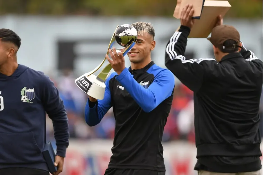 Luciano Rodríguez con la copa mundial sub 20
