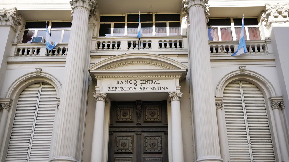 El fuerte volumen de ventas se debió a una sobredemanda de divisas en el mercado oficial