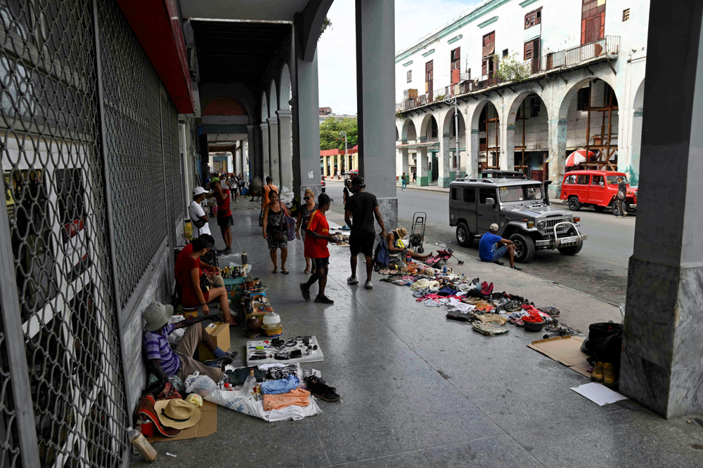 Millones de cubanos hoy sobreviven urgando en la basura, pidiendo dinero en la calle o vendiendo sus pertencencias.