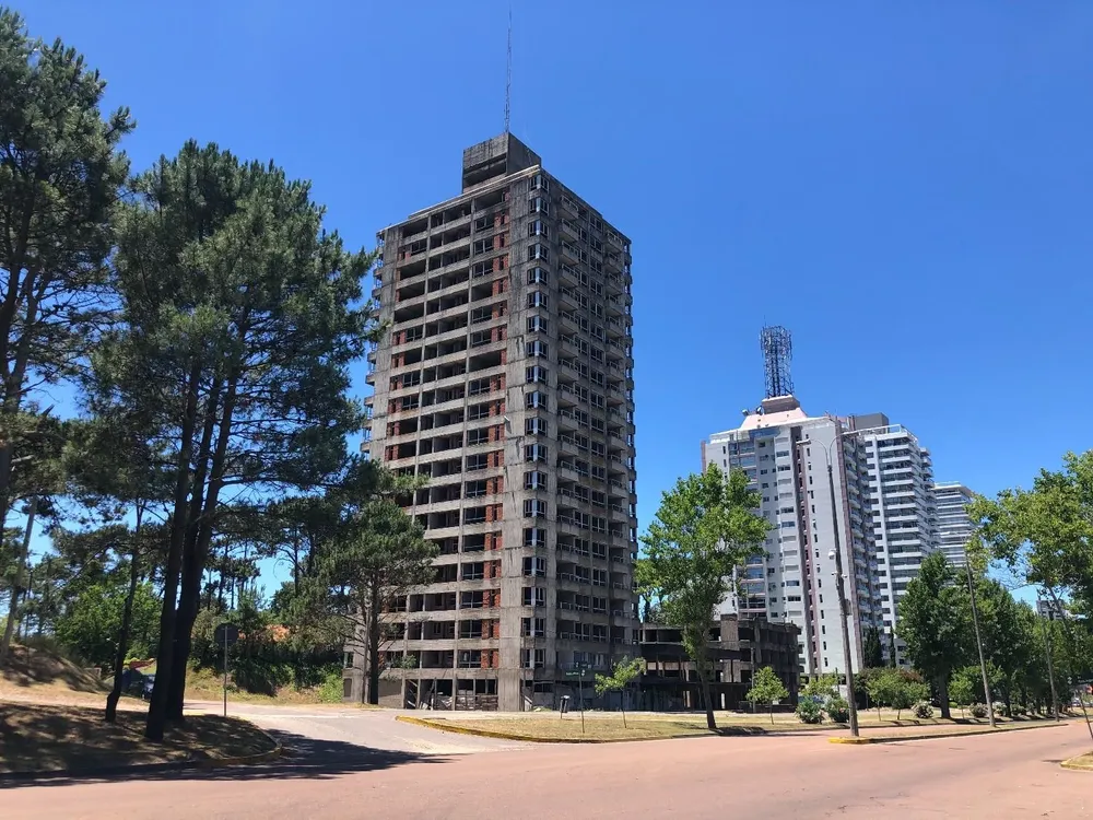 Último esqueleto de Punta del Este sobre la avenida Roosevelt