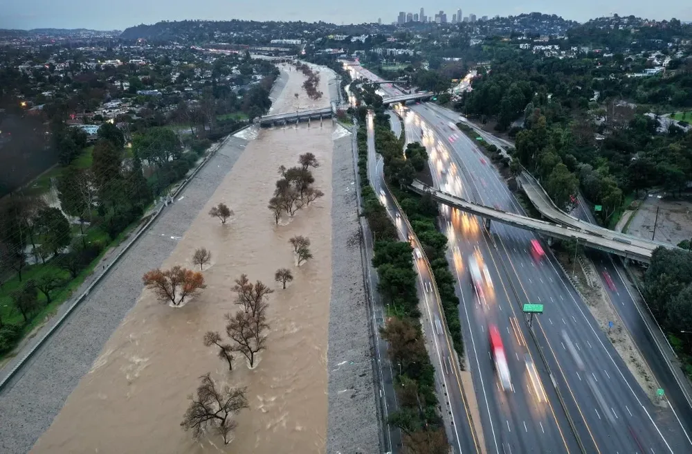 Vista aérea del río Los Ángeles, en el sur de California, azotado por una poderosa tormenta atmosférica de larga duración.