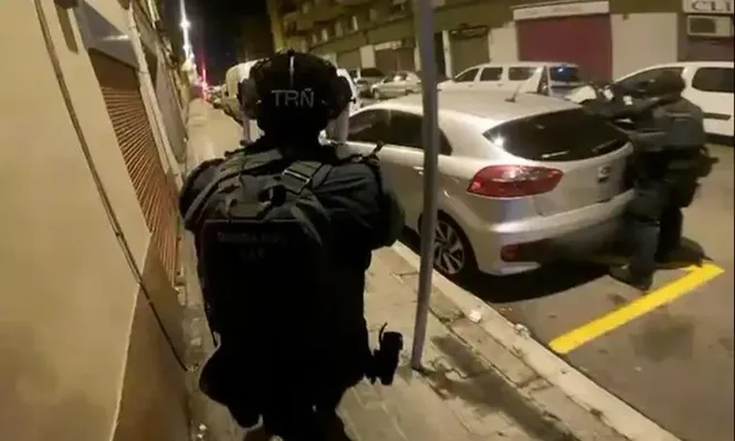 Agentes durante la detención.