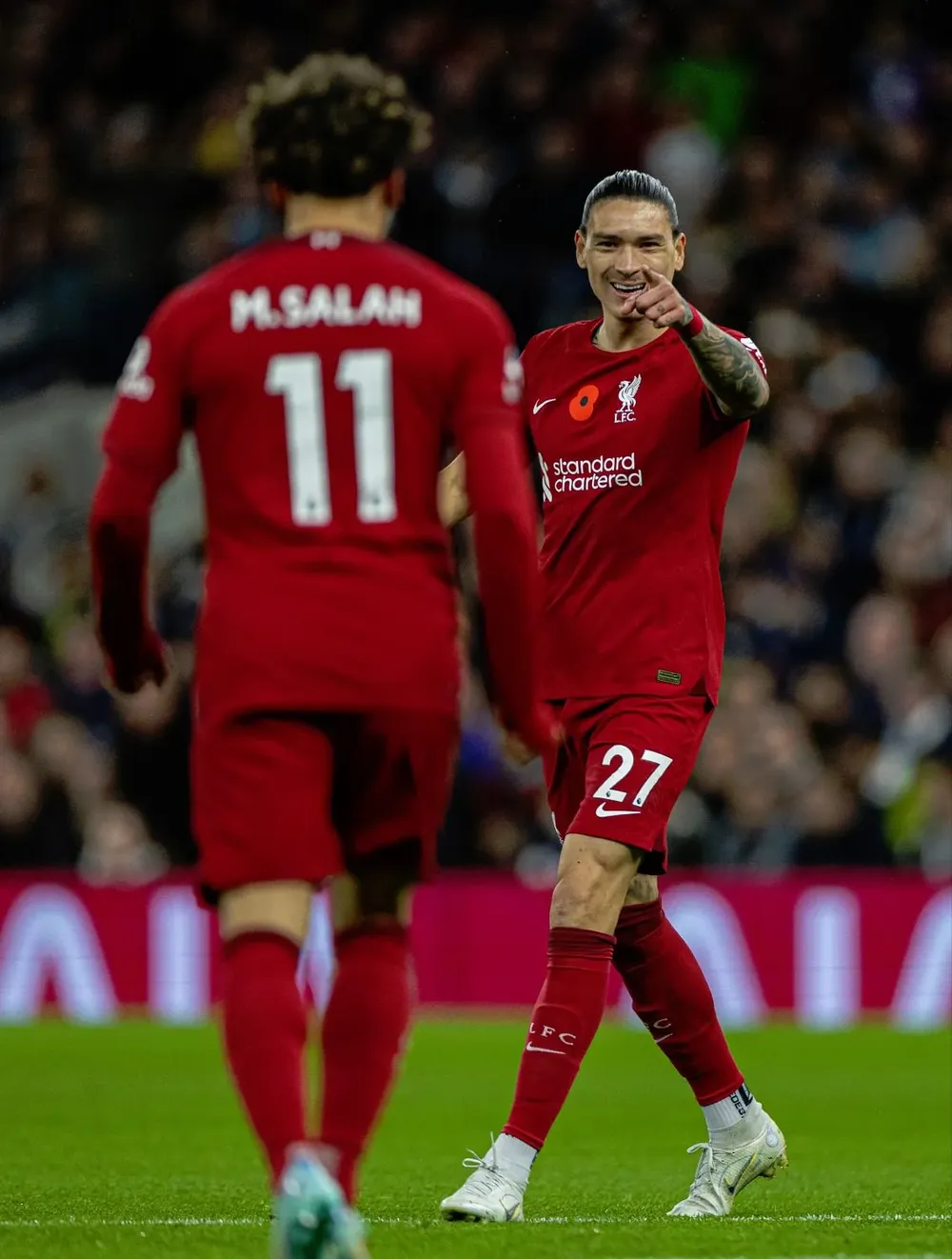Darwin Núñez celebra junto a Mohamed Salah el primer gol de Liverpool ante Tottenham Hotspur