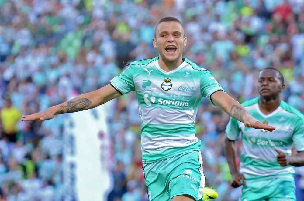 Jonathan Rodriguez celebra uno de sus goles