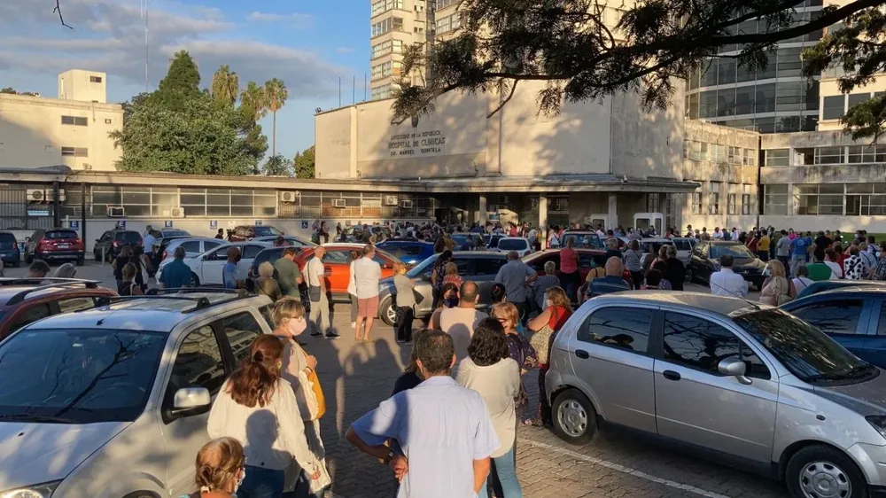 Personas esperando para vacunarse este lunes