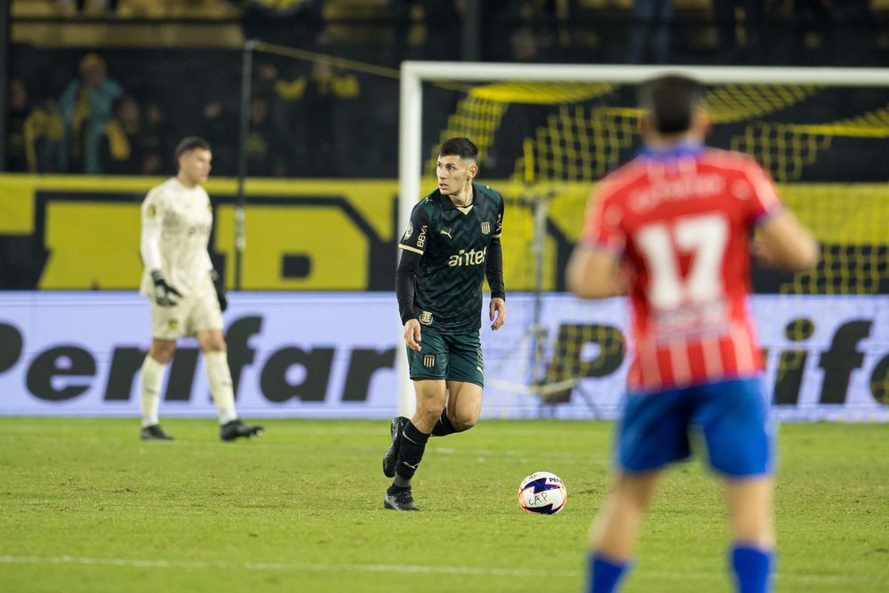 Lucas Ferreira de Peñarol ante Central Español por el Torneo Intermedio