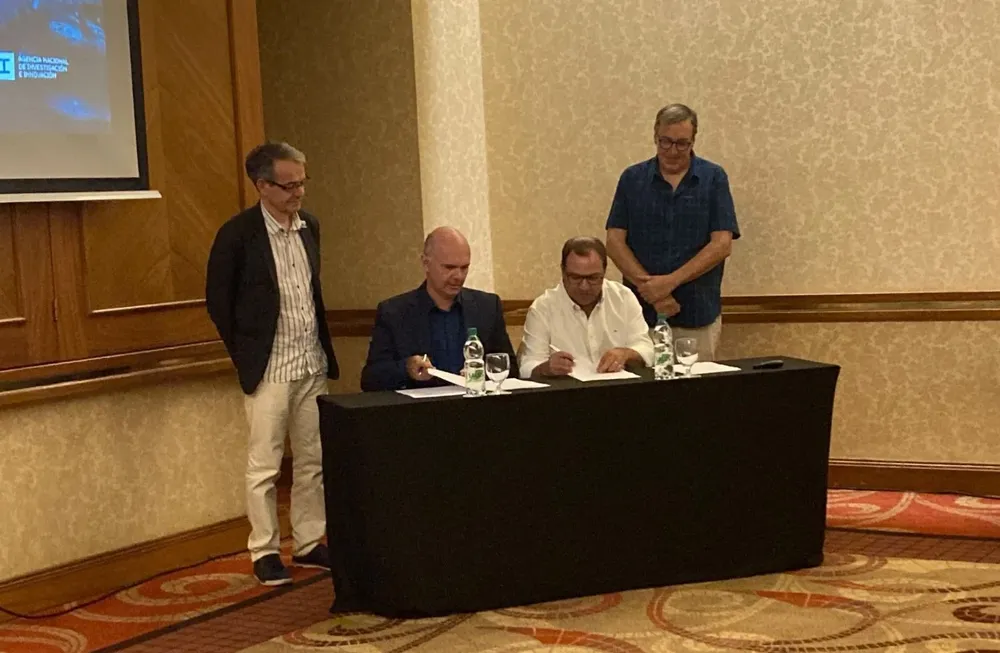 La firma del acuerdo en Punta Tech MeetUp