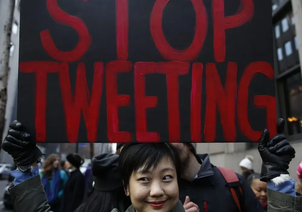 Una mujer este sábado con una pancarta frente a la Trump Tower de Manhattan, en Nueva York