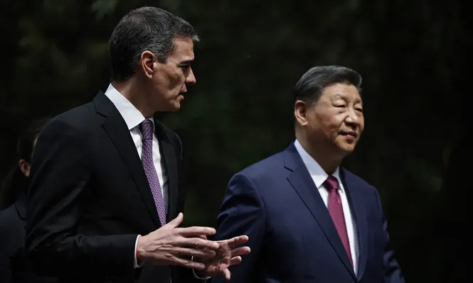 Pedro Sánchez, presidente de España, conversa con Xi Jinping, su par chino, durante su cuarta visita al país en los últimos cuatro años.&nbsp;