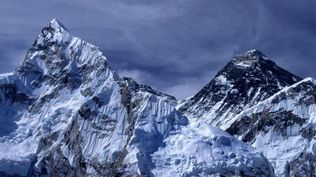 Un nuevo estudio muestra que la erosión de un río ha hecho al Everest más alto.