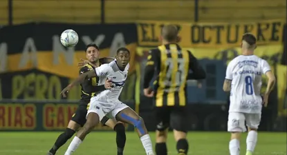 Gonzalo Carneiro frente a Peñarol
