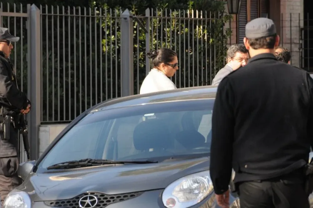 Efectivos policiales custodian la puerta de la casa de Salomone en Montevideo.