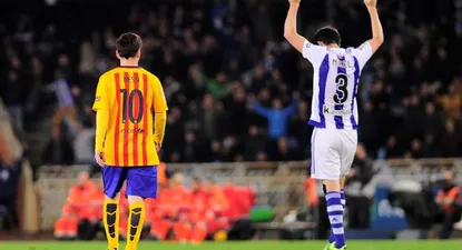 Messi, de espaldas y el festejo del jugador de Real Sociedad, que venció 1-0 a Barcelona