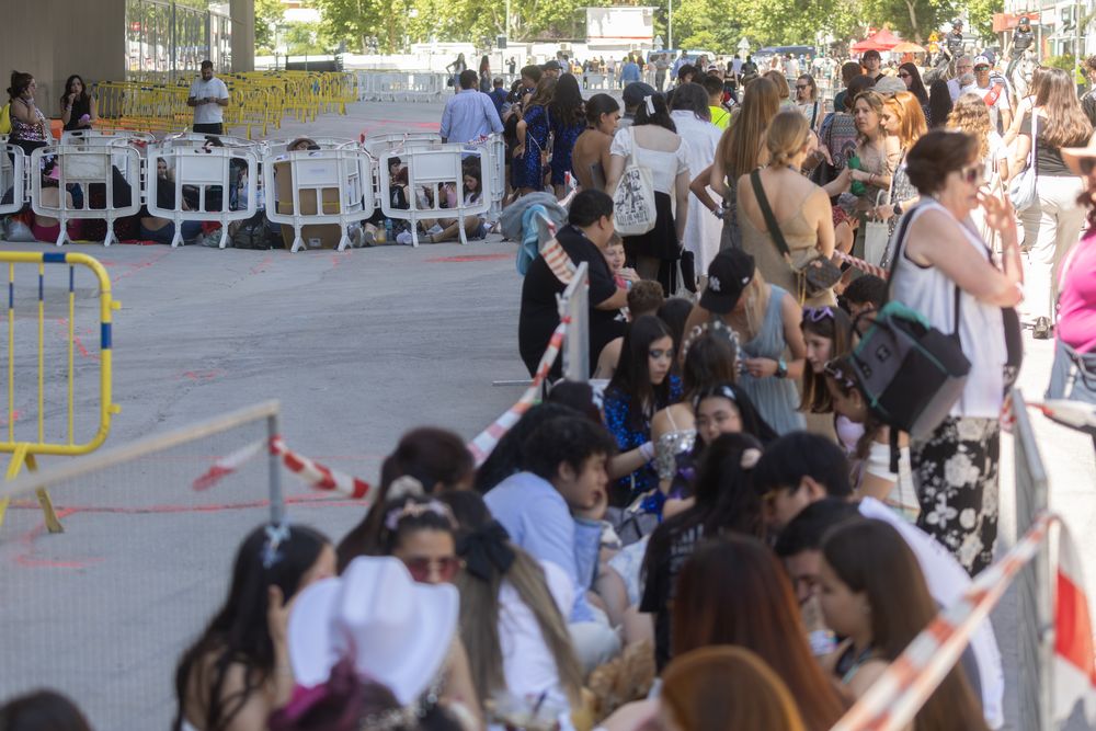 Ambiente previo a la primera de las dos actuaciones de Taylor Swift en el Santiago Bernabéu.