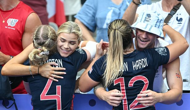 Las británicas Ellie Boatman y Amy Wilson Hardy celebran con familiares después del partido de rugby a siete femenino del grupo B entre Gran Bretaña y Sudáfrica durante los Juegos Olímpicos París 2024 en el Stade de France en Saint-Denis el 29 de julio de 2024. 
