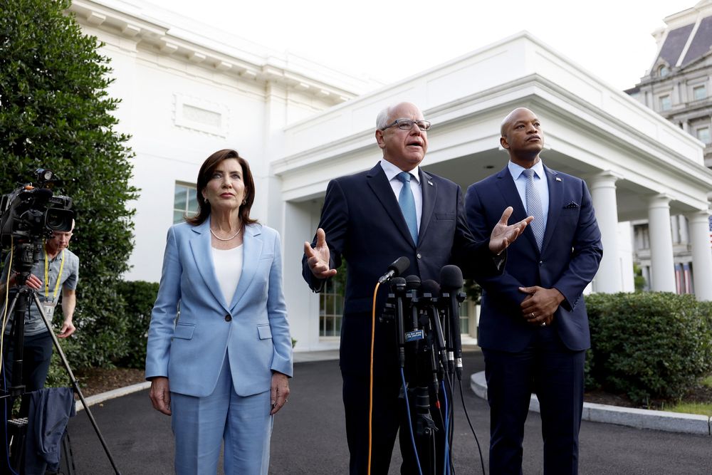 Los gobernadores Kathy Hochul de Nueva York, Wes Moore de Maryland y Tim Walz de Minnesota, en la puerta de la Casa Blanca tras reunirse con Biden.