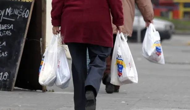 Salto empieza a cobrar las bolsas plásticas, el primer departamento en hacerlo