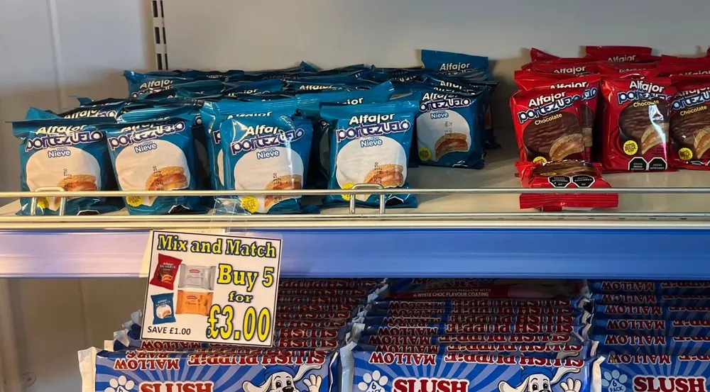 Alfajores uruguayos en un supermercado de Islas Malvinas.