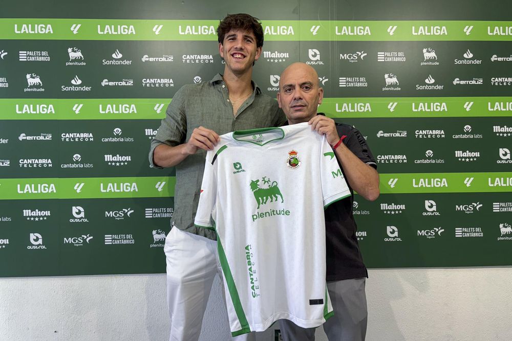 El nuevo central uruguayo del Real Racing Club, Facu González, durante su presentación como nuevo futbolista verdiblanco, en los Campos de Sport, acompañado por el director deportivo, Chema Aragón El nuevo central uruguayo del Real Racing Club, Facu González, durante su presentación como nuevo futbolista verdiblanco, en los Campos de Sport, acompañado por el director deportivo, Chema Aragón